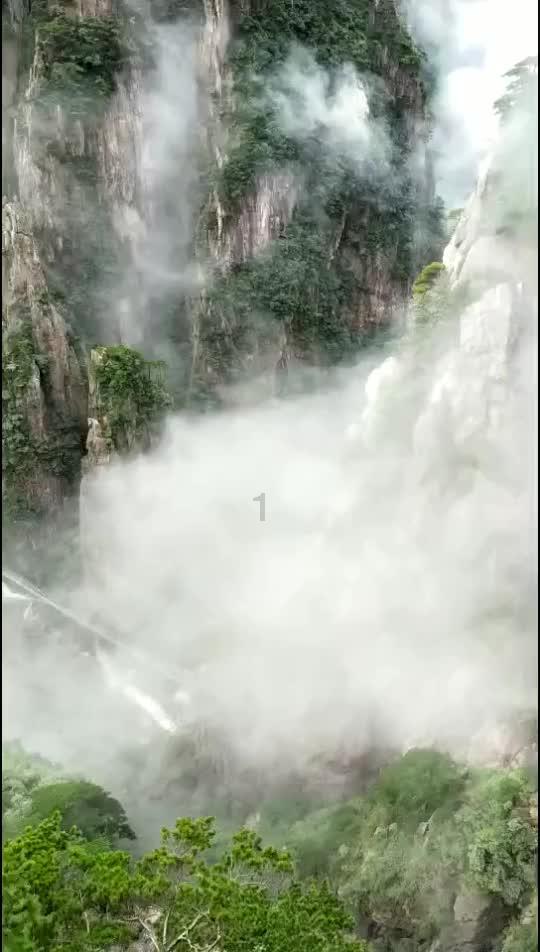 泰国二王子在美国过着万人之上的生活，看看跪拜他的是什么人？